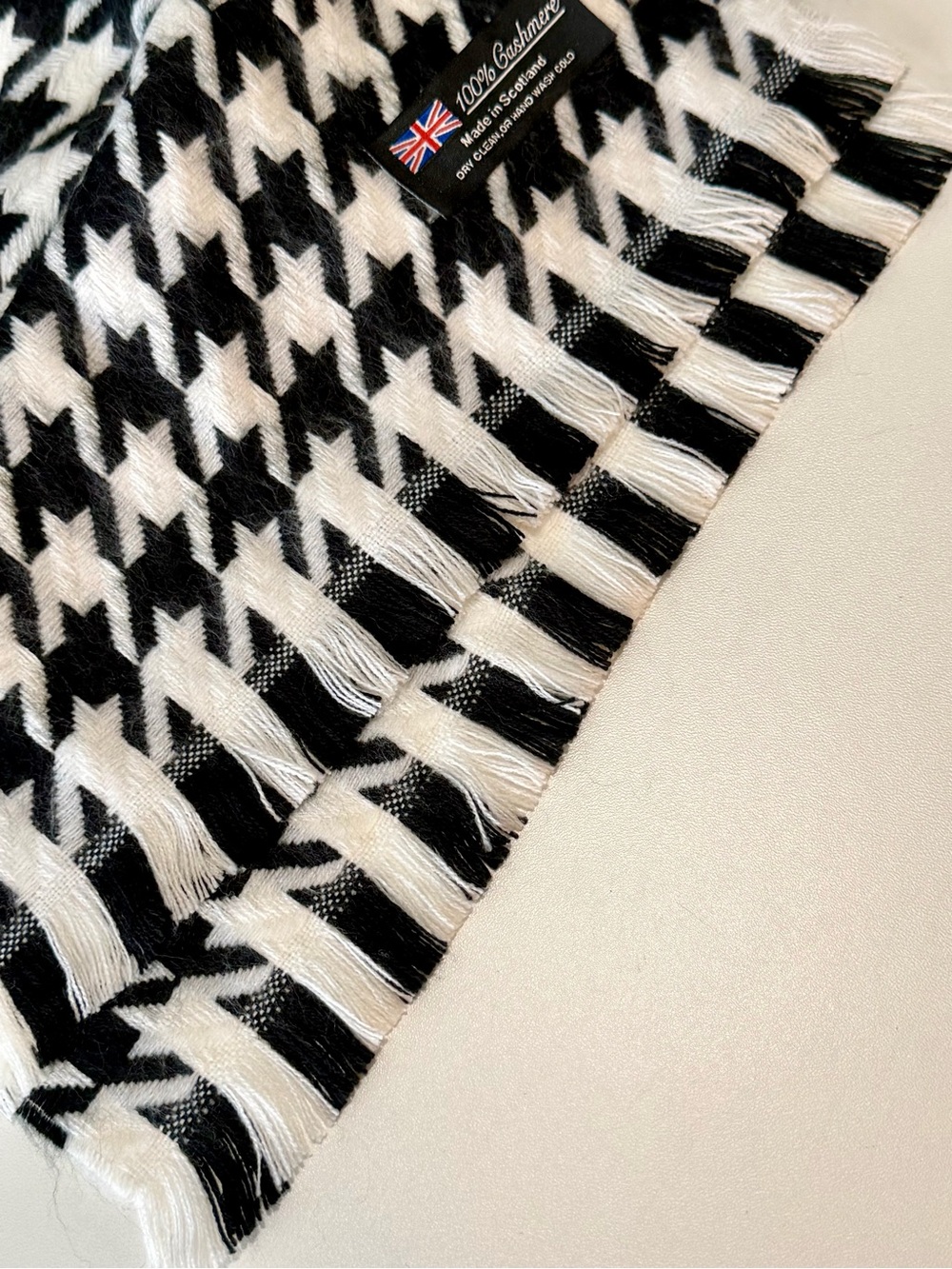 Made in Scotland 100% Cashmere Houndstooth Scarf Black White Blue 70”x12” Fringe - Picture 5 of 7